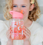 meisje met transparante drinkfles met roze dop en vrolijke print voor kinderen