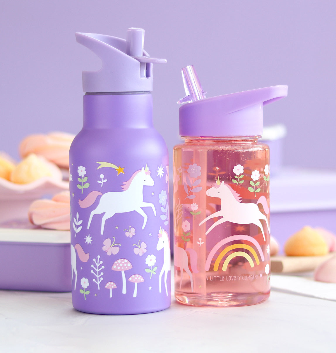 paarse rvs drinkfles met eenhoorns en transparante drinkfles met eenhoorn en regenboog opdruk