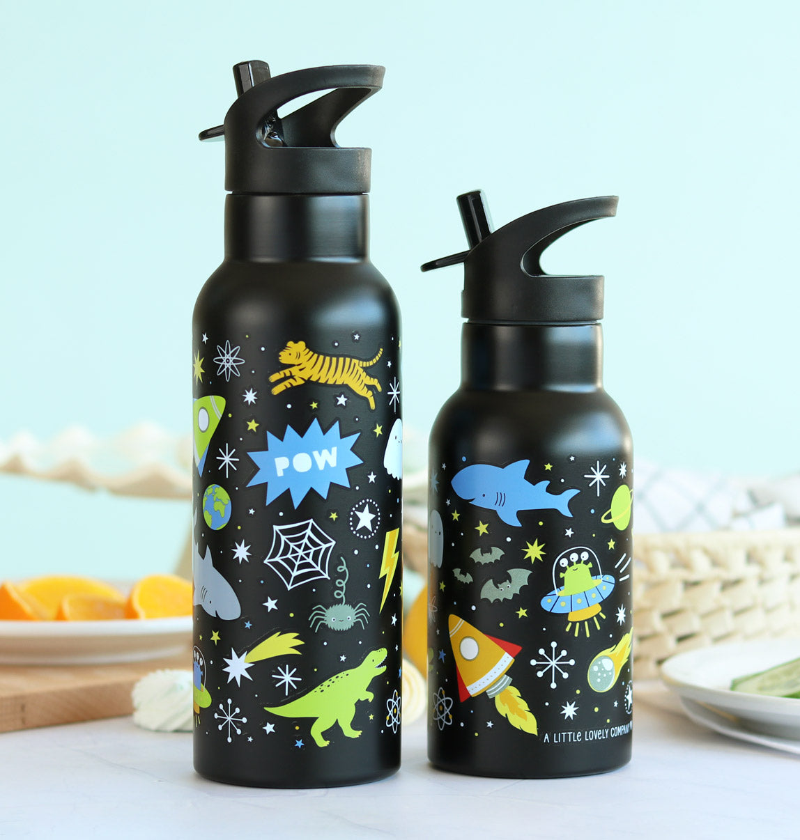 Een grote en kleine thermos drinkfles in zwart