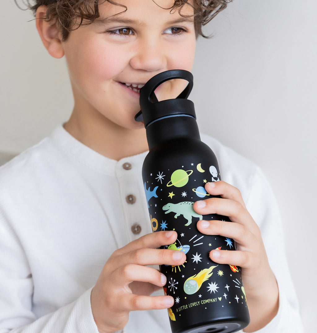 jongetje met zwarte drinkfles