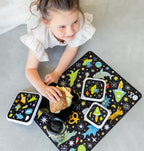 meisje dat broodje eet uit zwart broodbakje op bijpassende Galaxy placemat