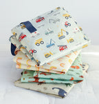 stapel van opgevouwen XL opbergtassen met vrolijke printjes van a little lovely company