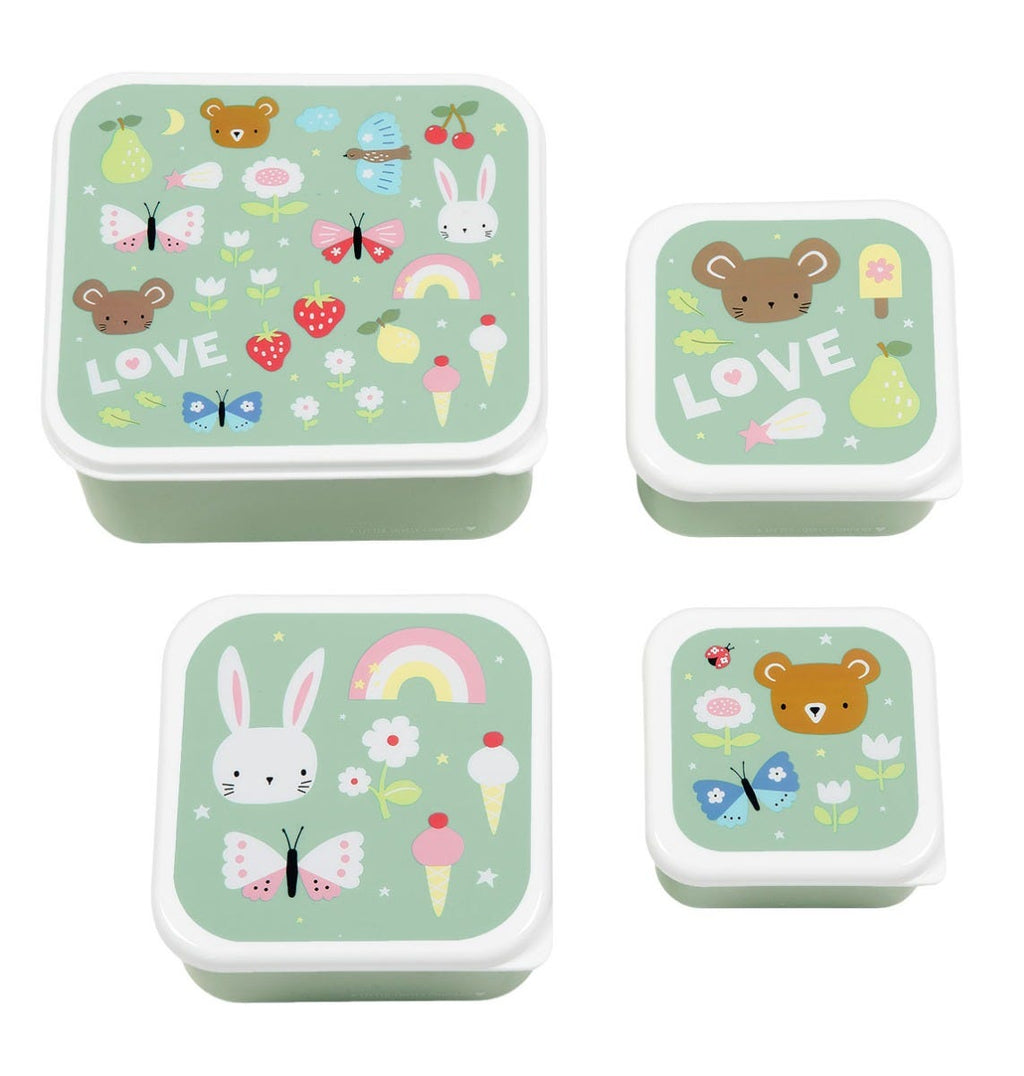 vier lichtgroene snack en lunch bakjes van a little lovely company met vrolijk printje 